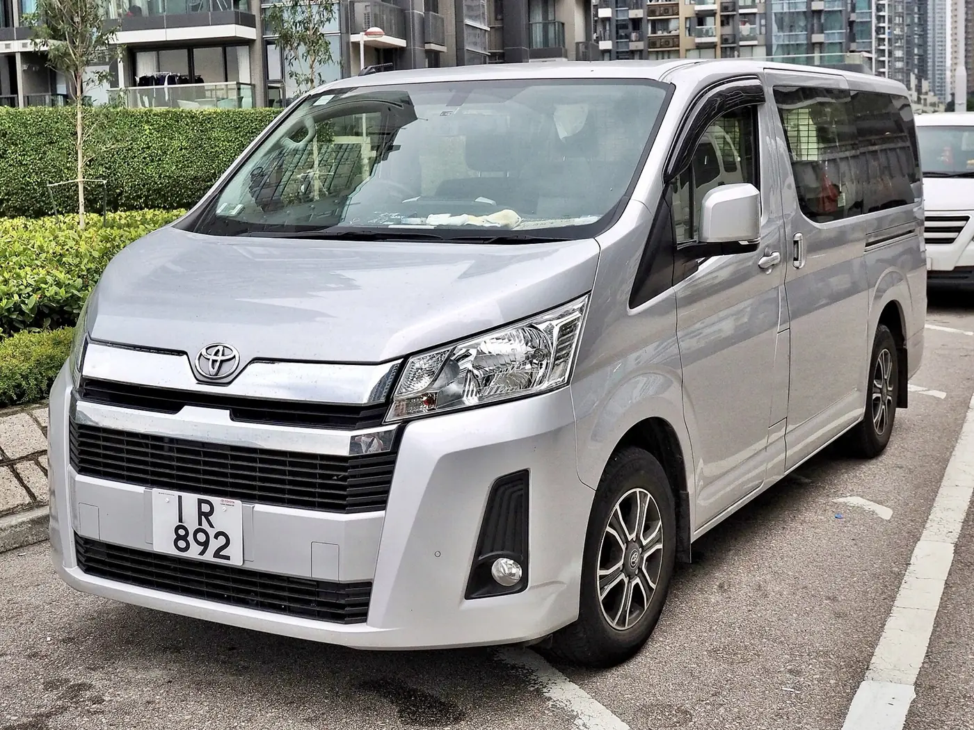 Toyota Hiace 2026, vista 3/4 frontal, foto 1