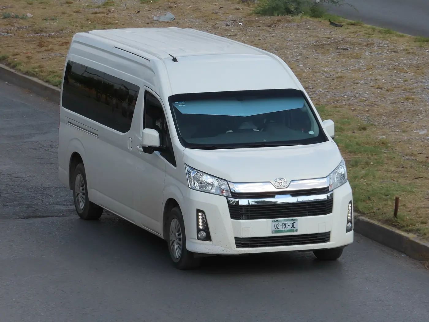 Toyota Hiace 2026, vista 3/4 frontal, foto 2