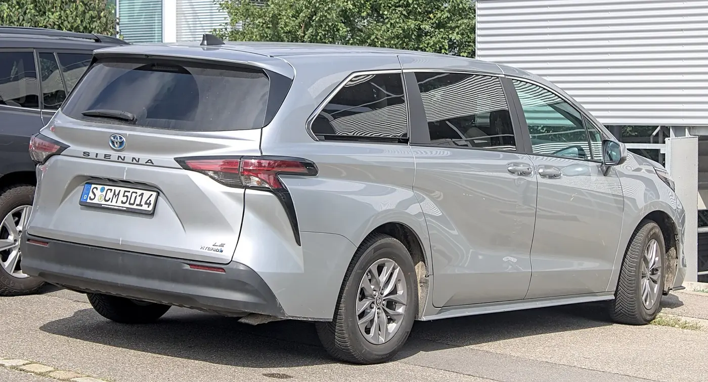 Toyota Sienna 2026, vista 3/4 trasera
