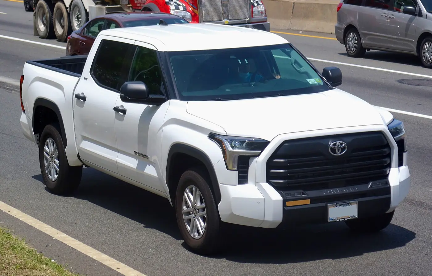 Toyota Tundra 2025, vista 3/4 frontal, foto 2