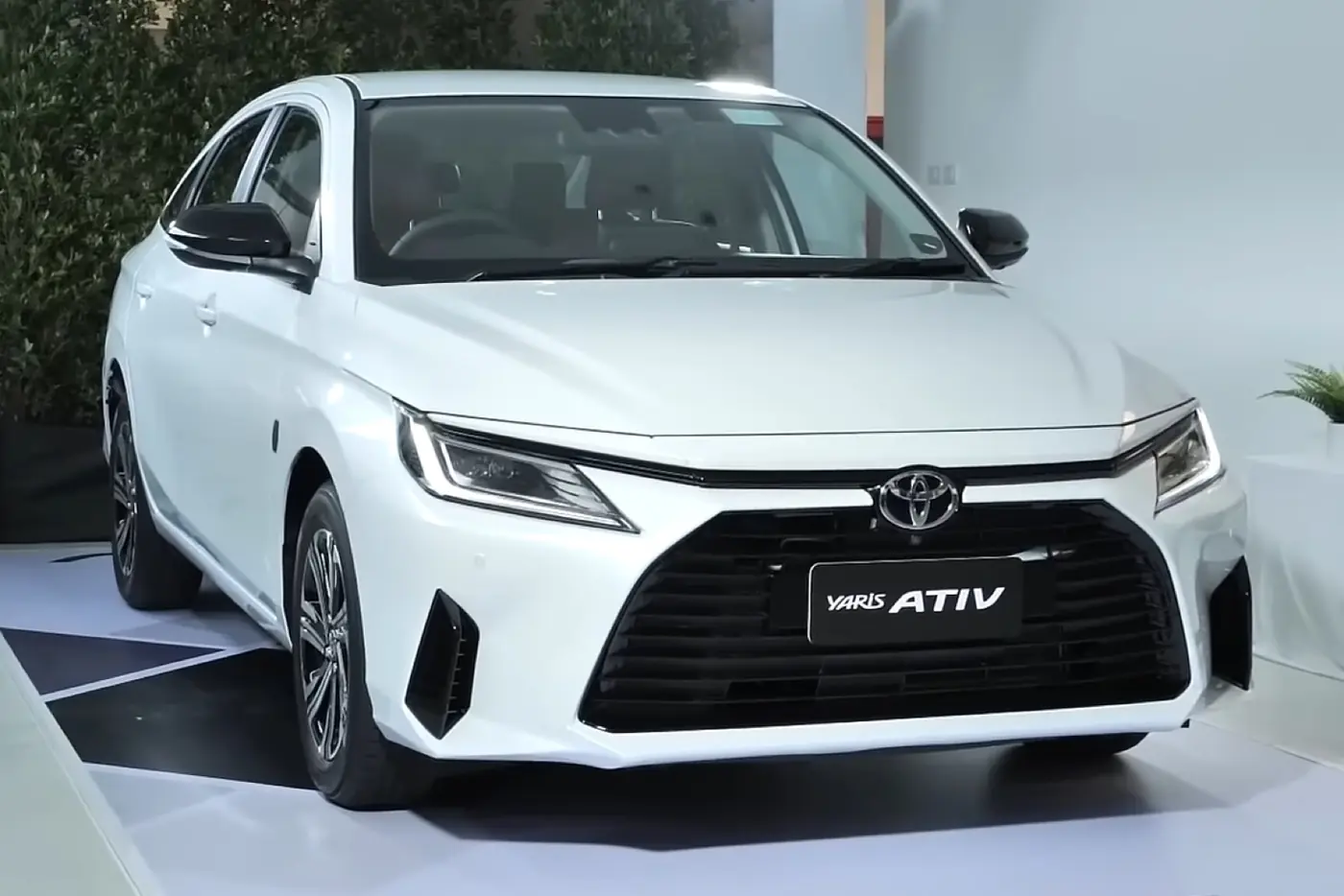 Toyota Yaris Sedán 2026, vista 3/4 frontal, foto 1
