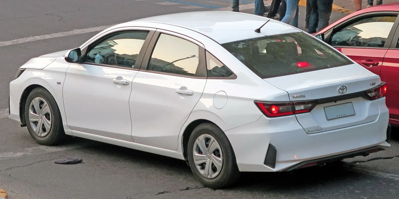 Toyota Yaris Sedán 2026, vista 3/4 trasera
