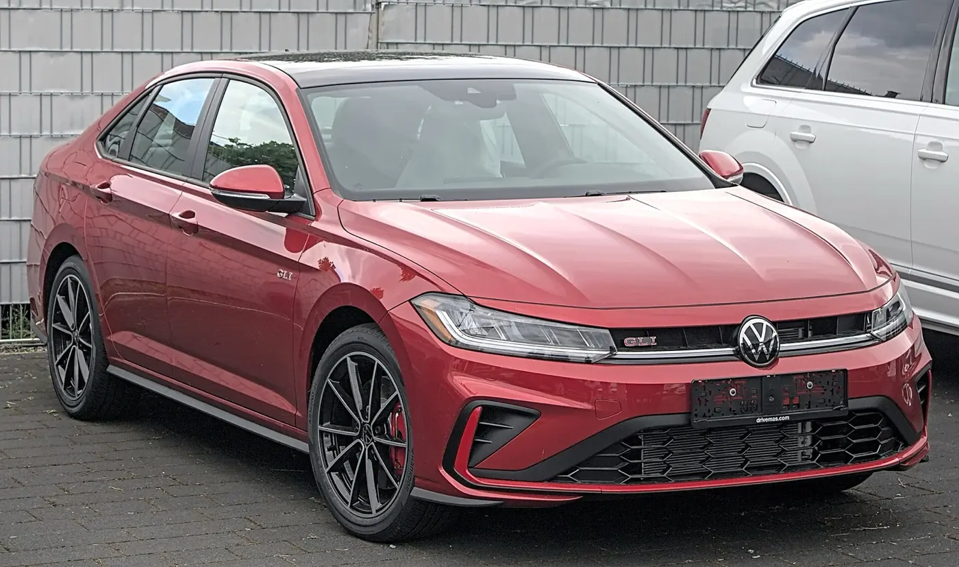 Volkswagen Jetta GLI 2027, vista 3/4 frontal, foto 2