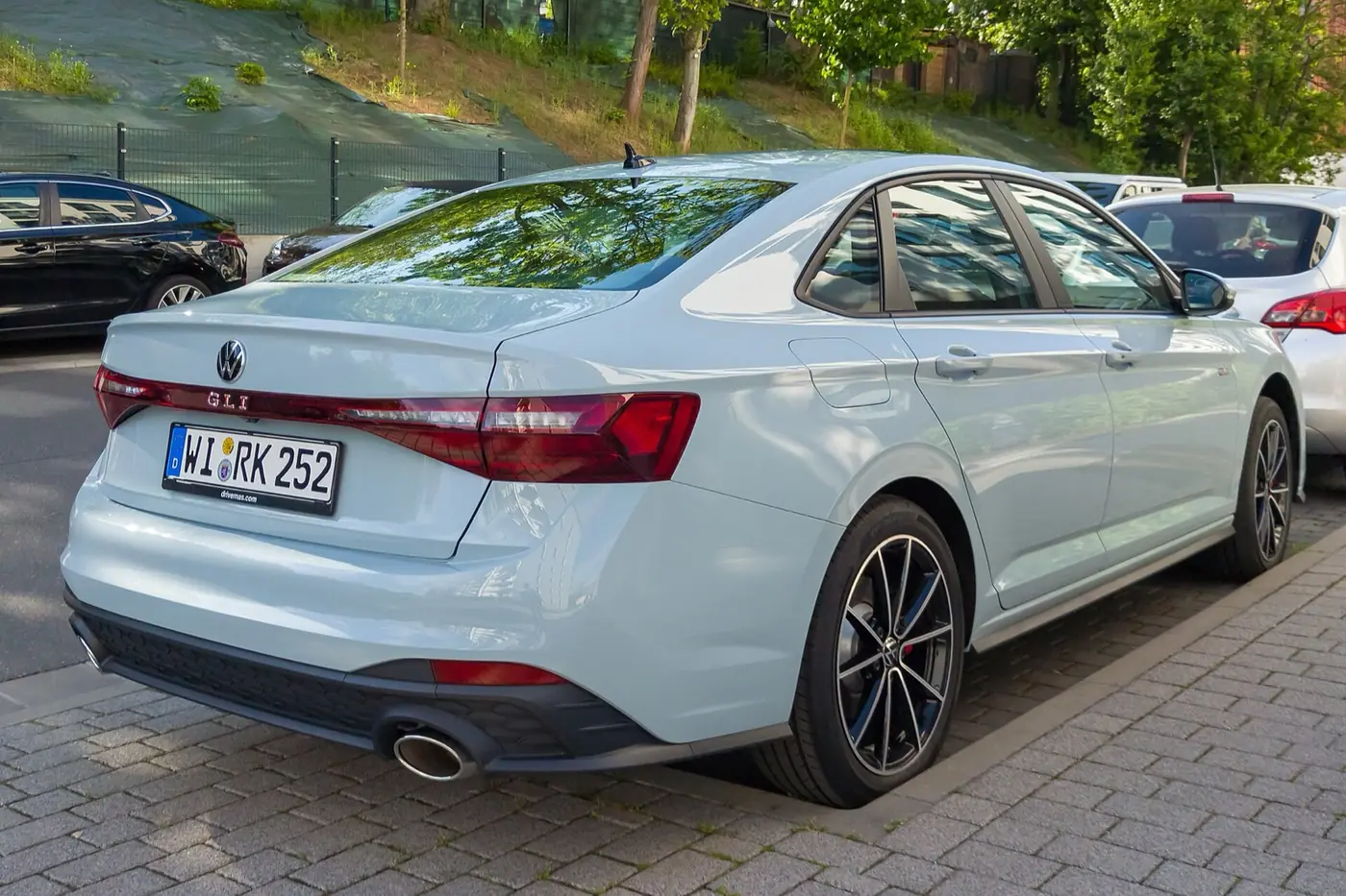 Volkswagen Jetta GLI 2027, vista 3/4 trasera