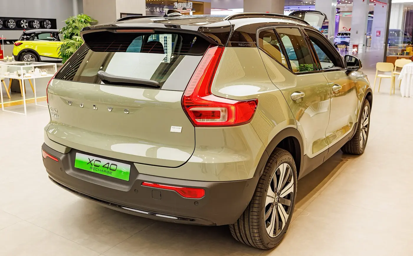 Volvo EX40 2026, vista 3/4 trasera
