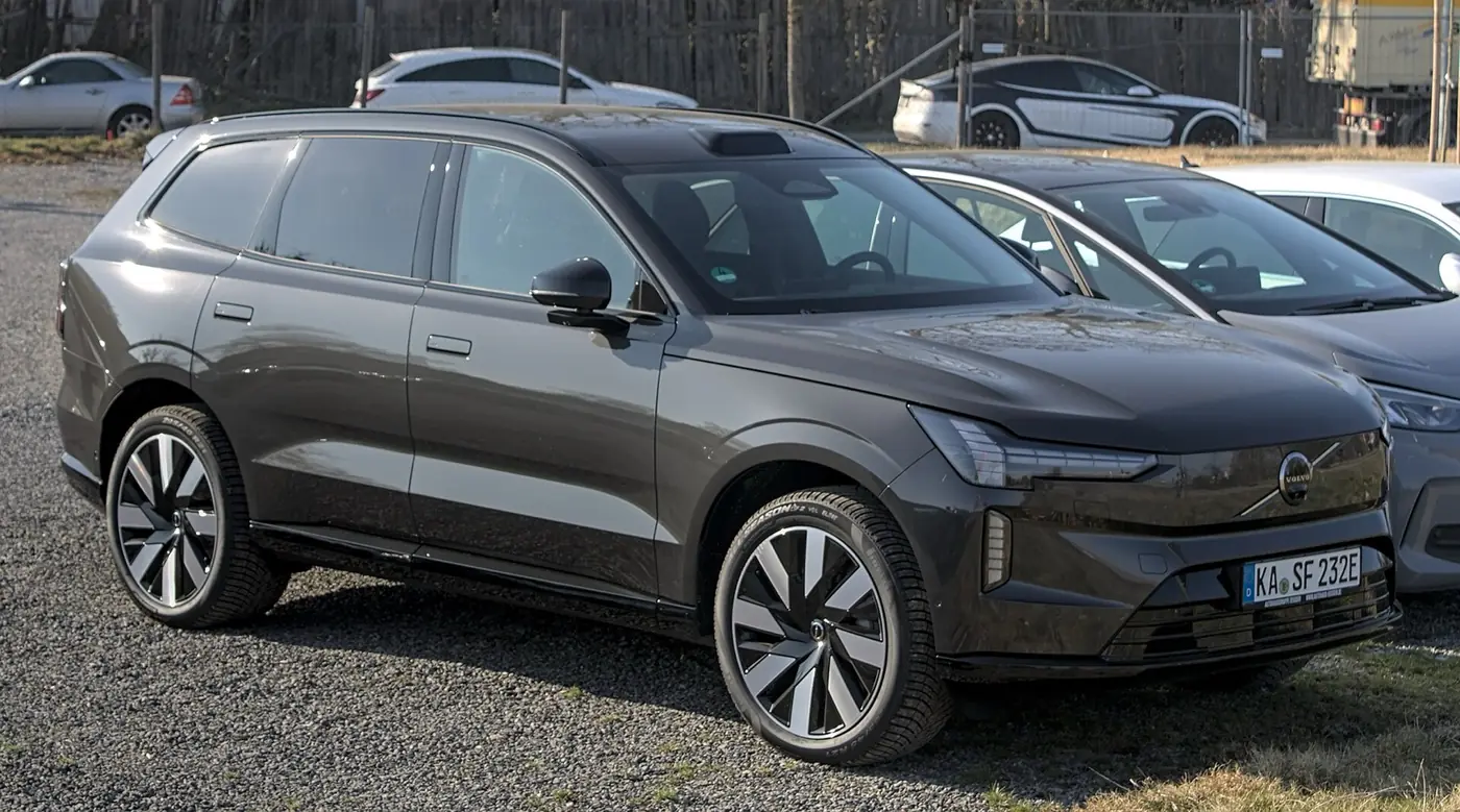 Volvo EX90 2025, vista 3/4 frontal, foto 1