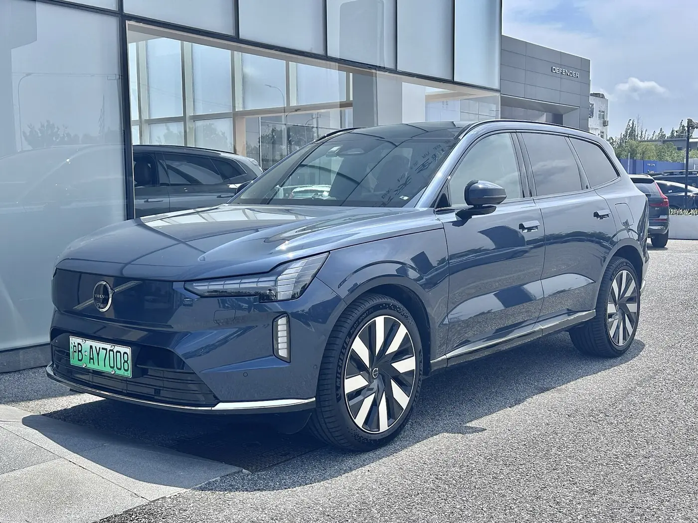 Volvo EX90 2025, vista 3/4 frontal, foto 2