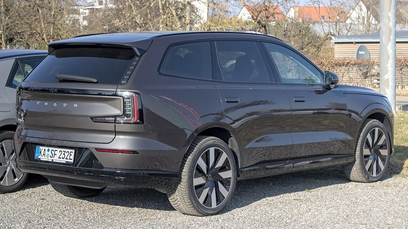Volvo EX90 2025, vista 3/4 trasera