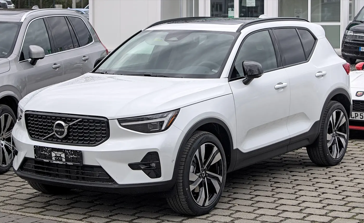Volvo XC40 2026, vista 3/4 frontal, foto 1