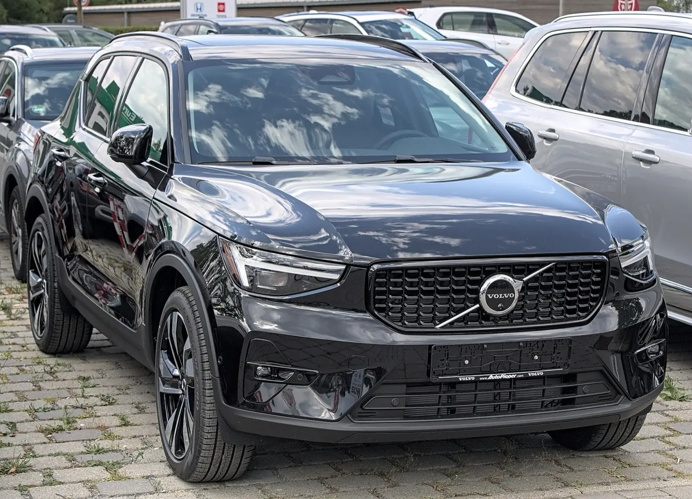 Volvo XC40 2026, vista 3/4 frontal, foto 2