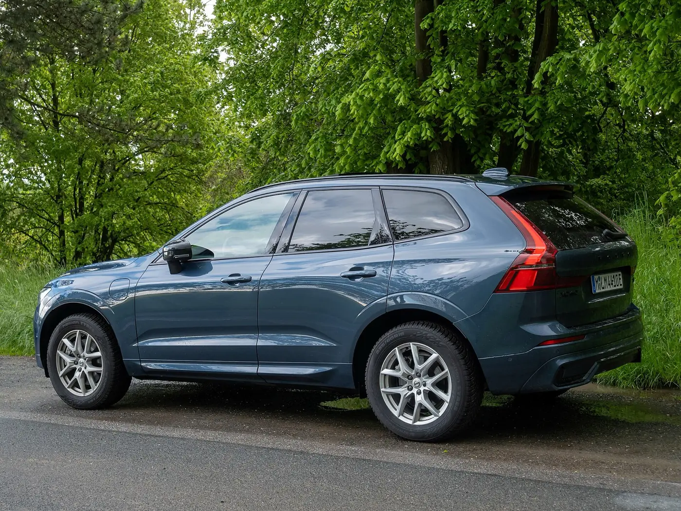 Volvo XC60 2027, vista 3/4 trasera