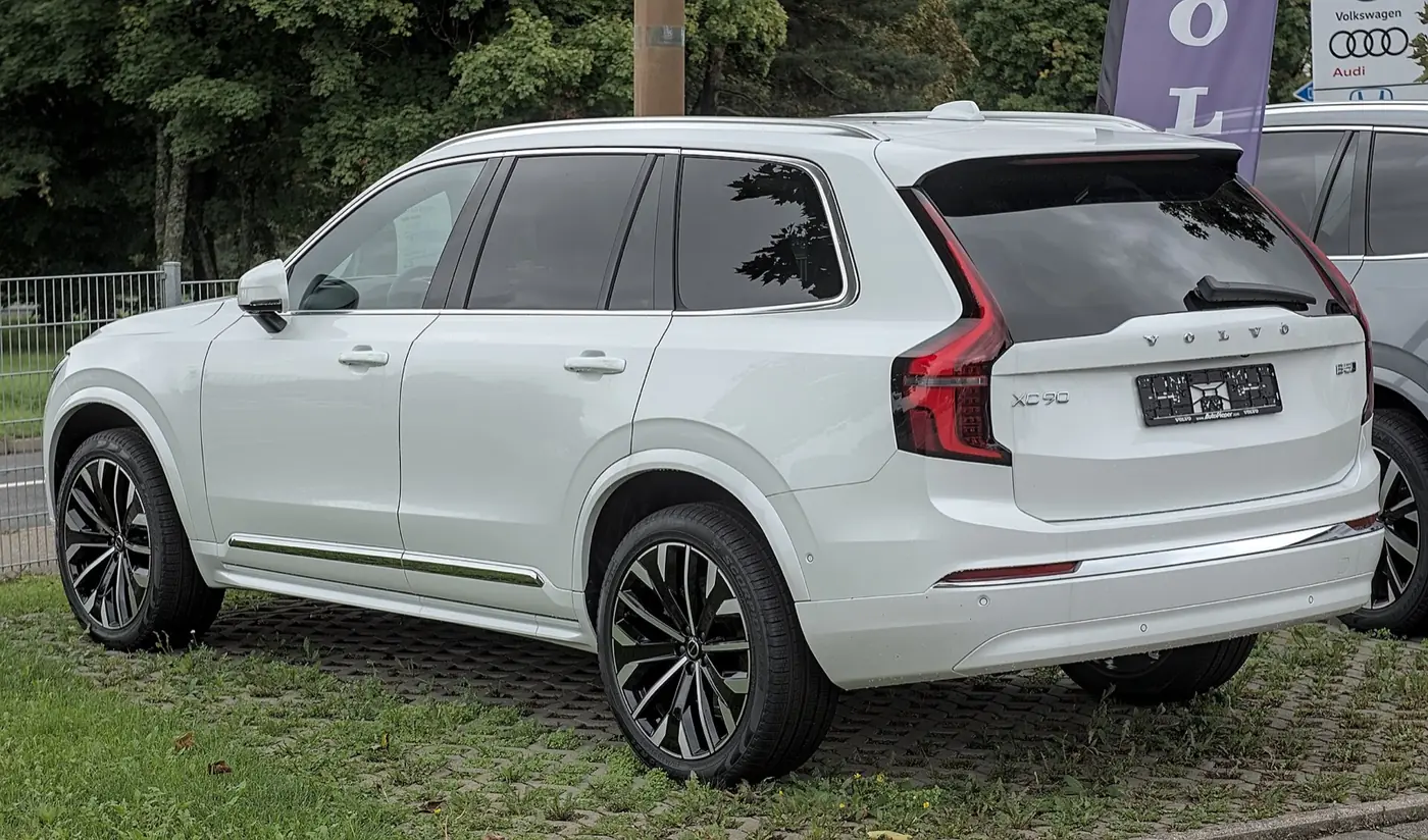 Volvo XC90 2027, vista 3/4 trasera