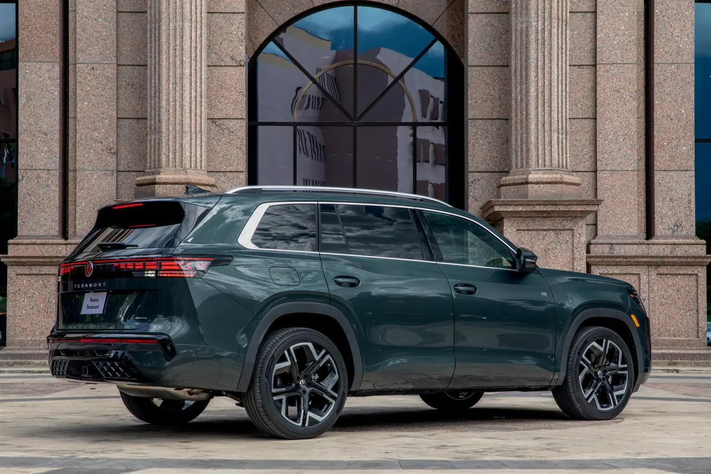 Volkswagen Teramont 2027 visto de tres cuartos por detrás